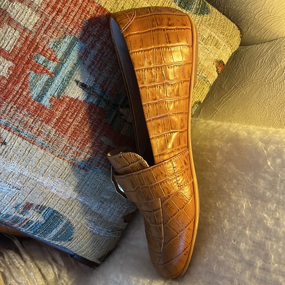 Fit Flop EUC snake embossed flats with gold bamboo buckles. Ladies size 9. - Picture 6 of 10